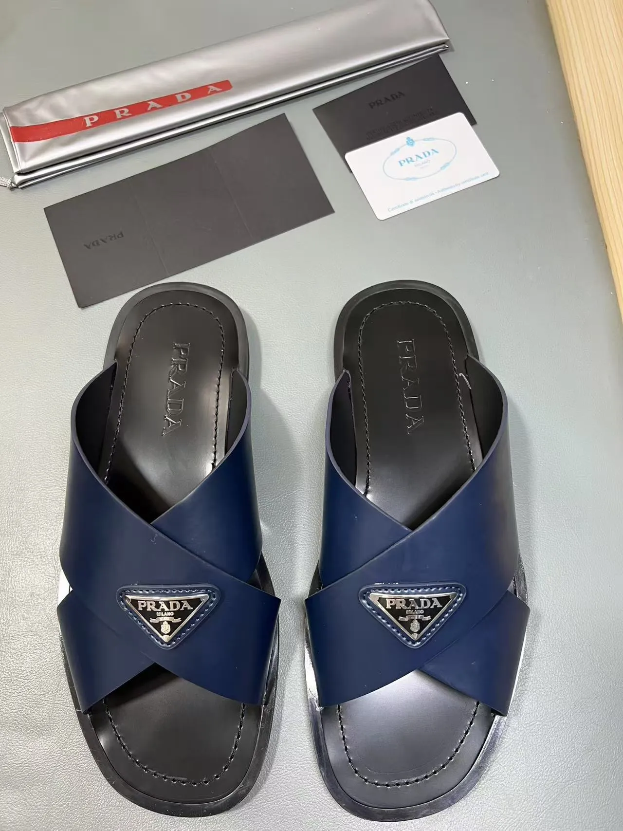 340💰PRADA Prada’s latest slippers are synchronized with the official website. This slipper is made of the brand’s unique and iconic Saffiano leather. The brand logo jumps out from the double straps, and the brand style is clearly visible. Cowhide gives men elegant charm and functional design, making it an ideal choice for vacation and leisure. Size:38-45
